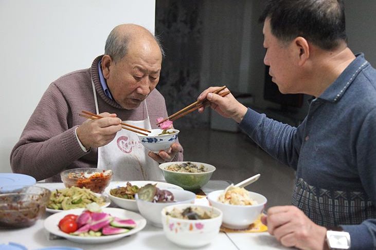 凡是带老人来餐厅吃饭的,都会获得幸运奖,老板用心良苦