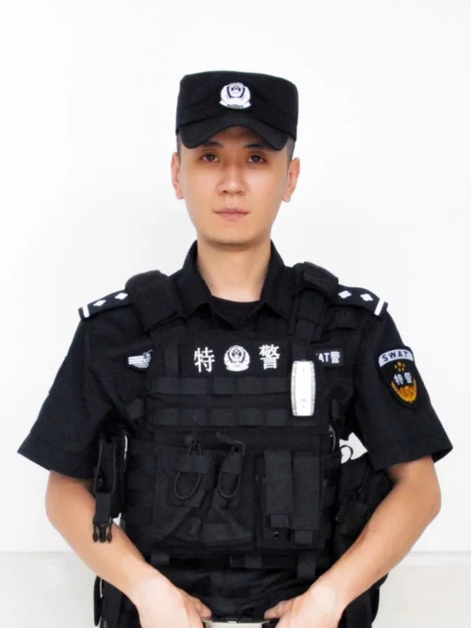 辅警服装爆光图片