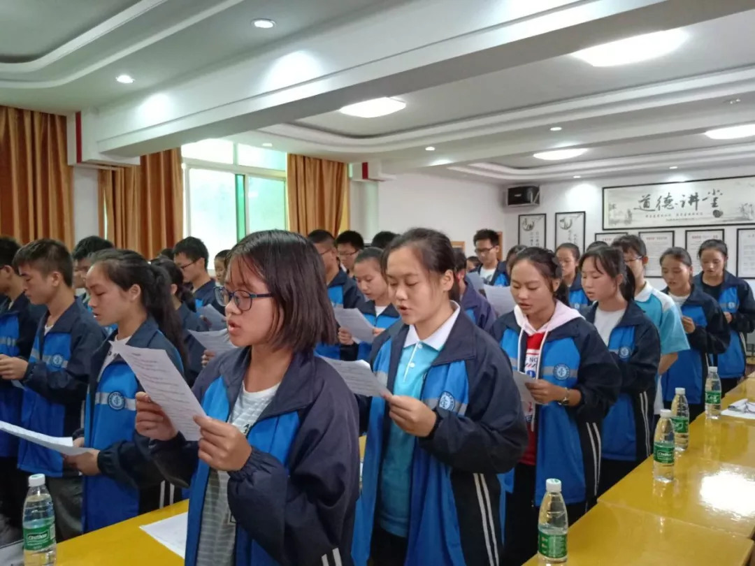 受助學生集體朗誦瀘溪一中校長楊啟軍致歡迎辭瀘溪團委書記譚國武主持