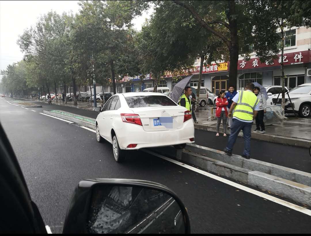 濱州下雨發生多起事故一轎車四腳朝天,雨天路滑 注意行車安全