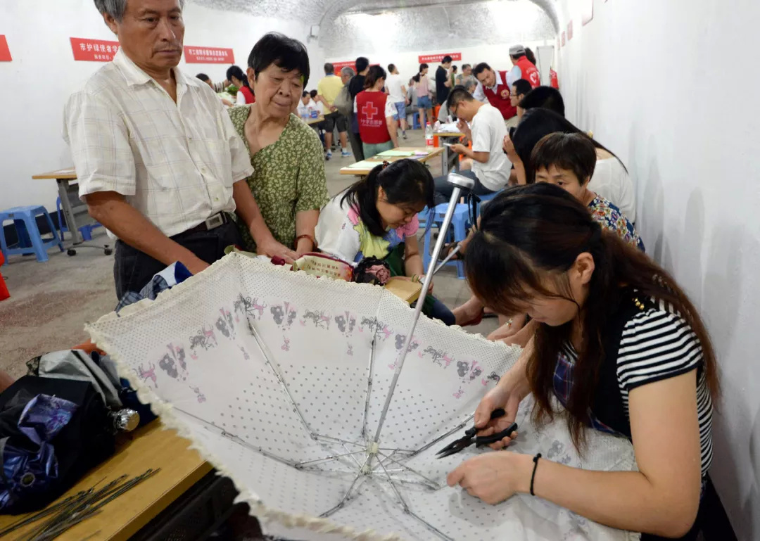 靠雨伞一年卖出20个亿,他60岁摆地摊创业_王斌章