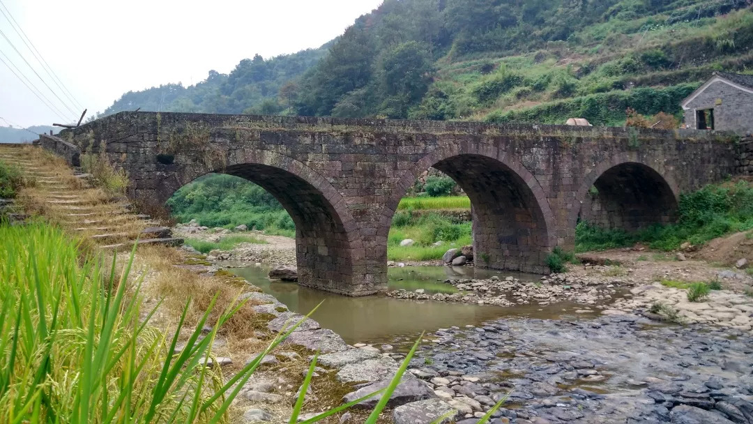 乐取桥位于新昌县儒岙镇南山村王渡溪自然村村南约100米处,始建于清