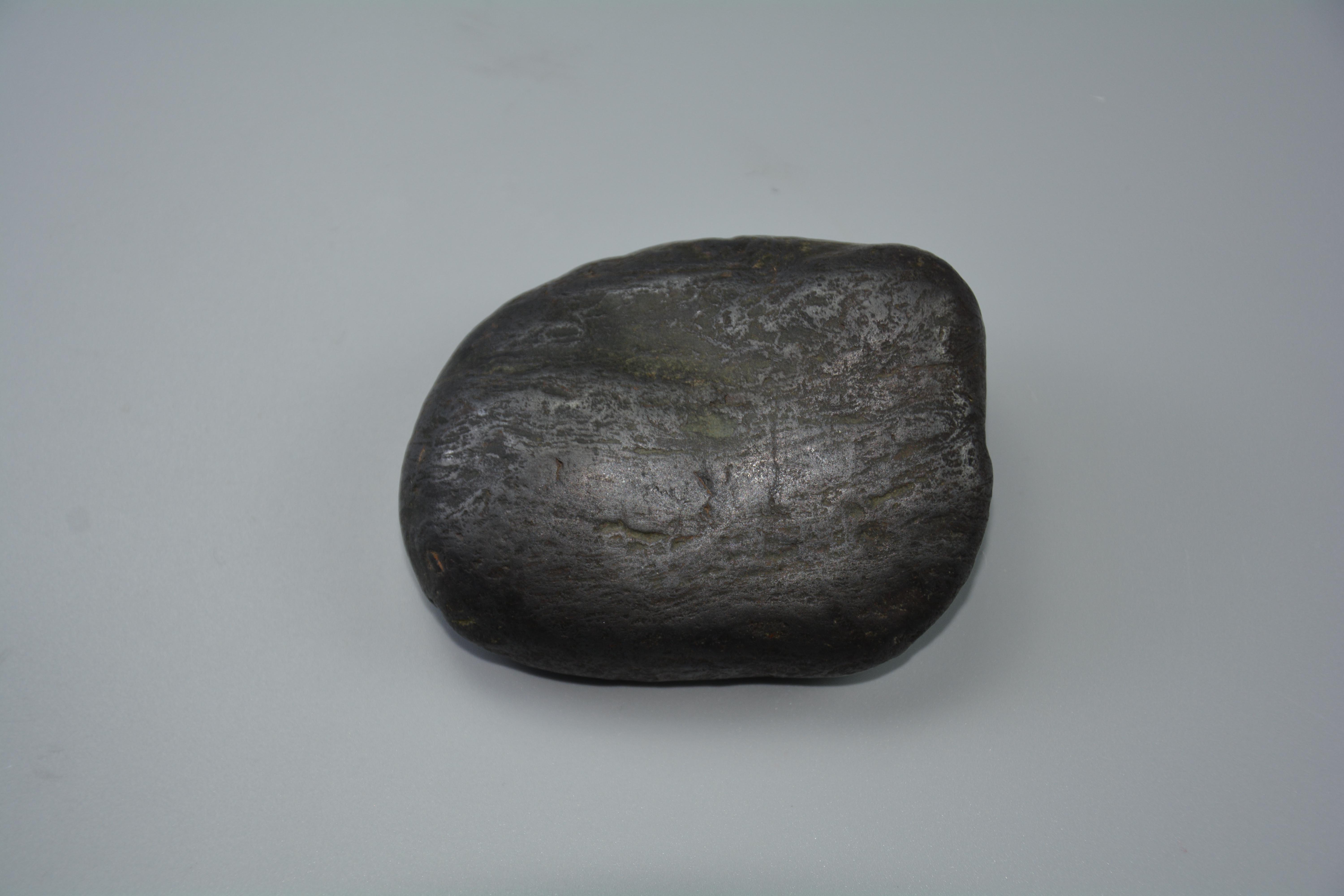 罕见黑陨石石铁陨石是科研研究最珍贵的材料