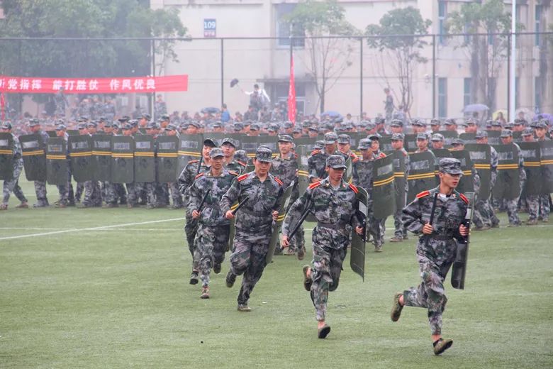 楊凌職業技術學院2018級學生軍訓彙報表演暨總結表彰大會