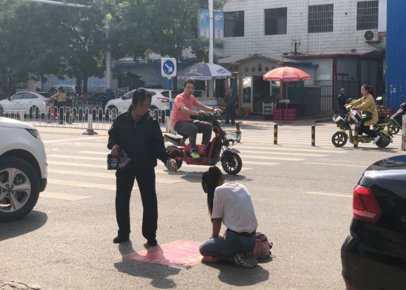 易县步行街南口现疑似职业乞讨遇到这种情况千万别上当