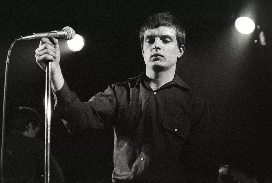 joy division主唱ian curtis.癫痫病患者,摇滚史著名悲情人物之一.