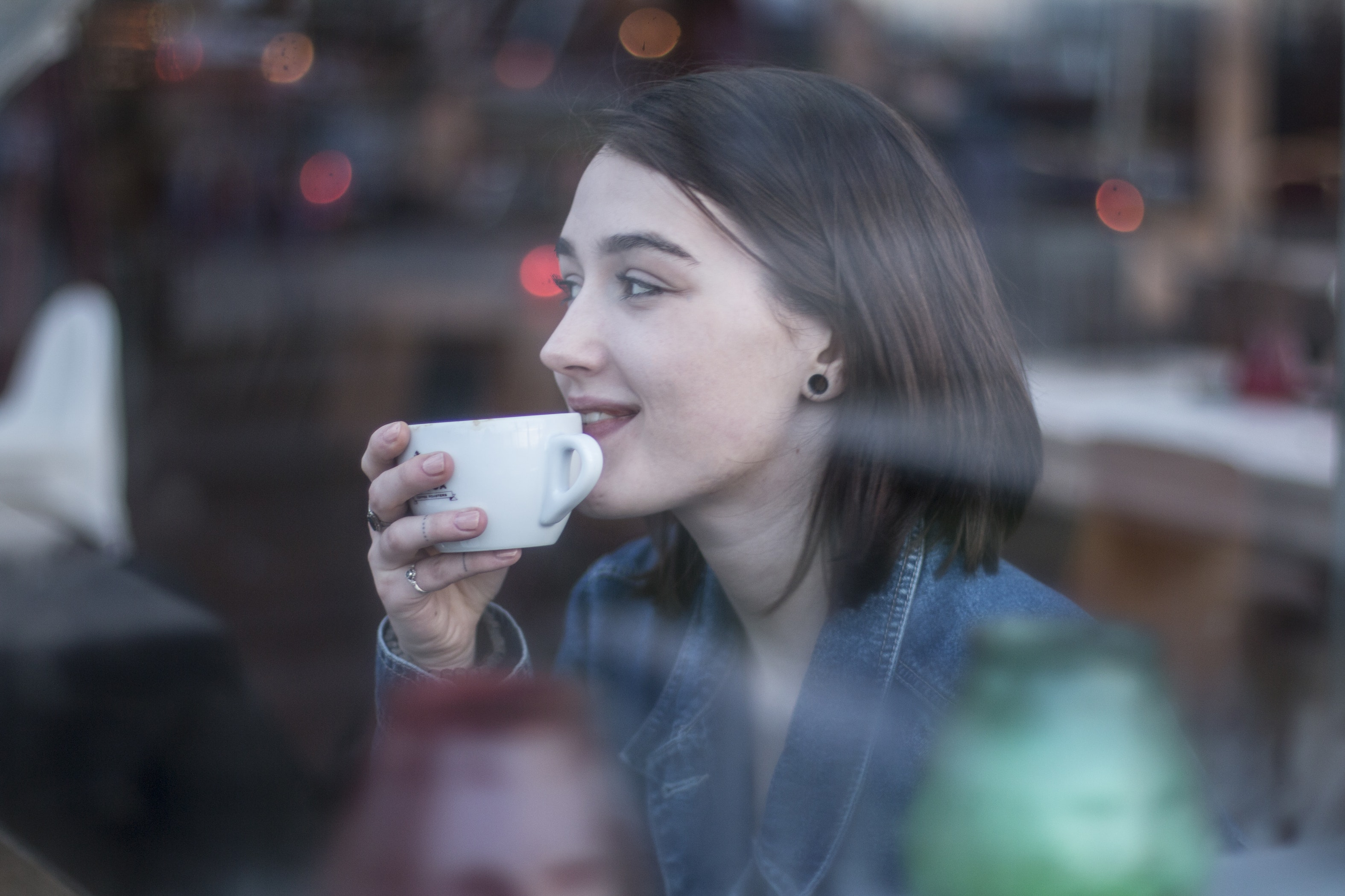 女生喝咖啡拍照姿势图片