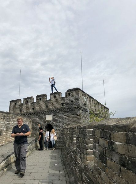 男子攀爬長城