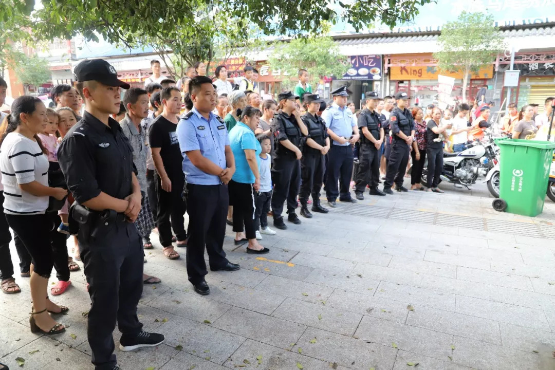 三都警察打架图片