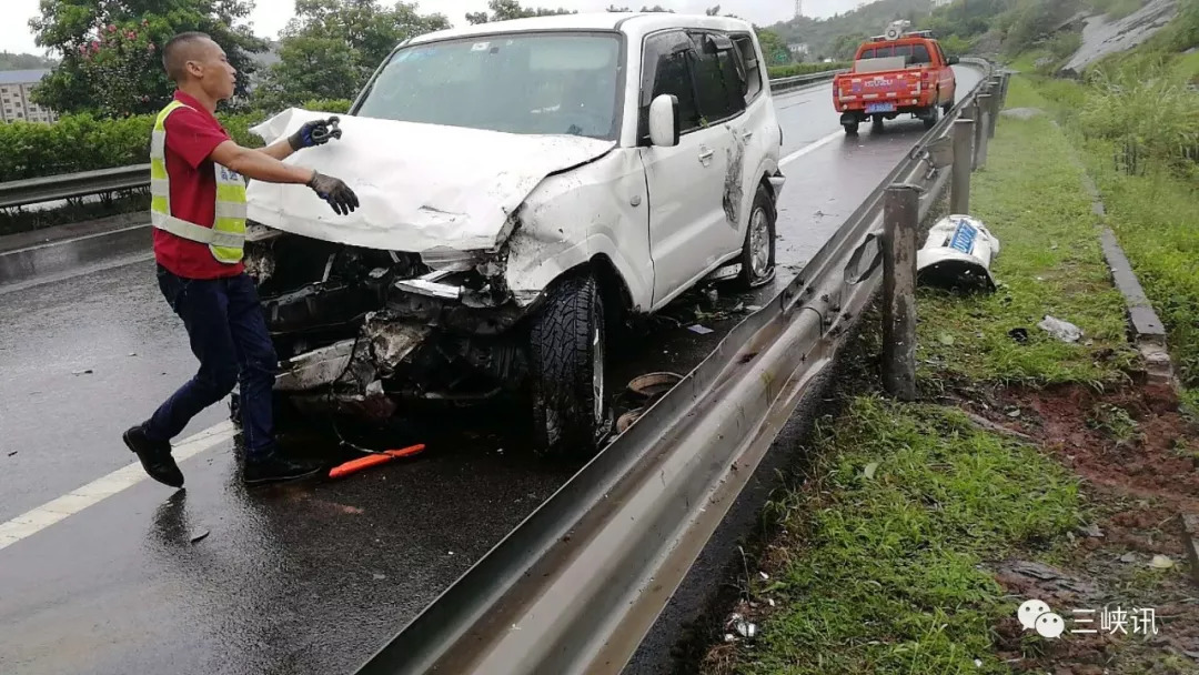 秋雨變暴雨高速緊急關閉熊家發生車禍萬州多條道路成河流