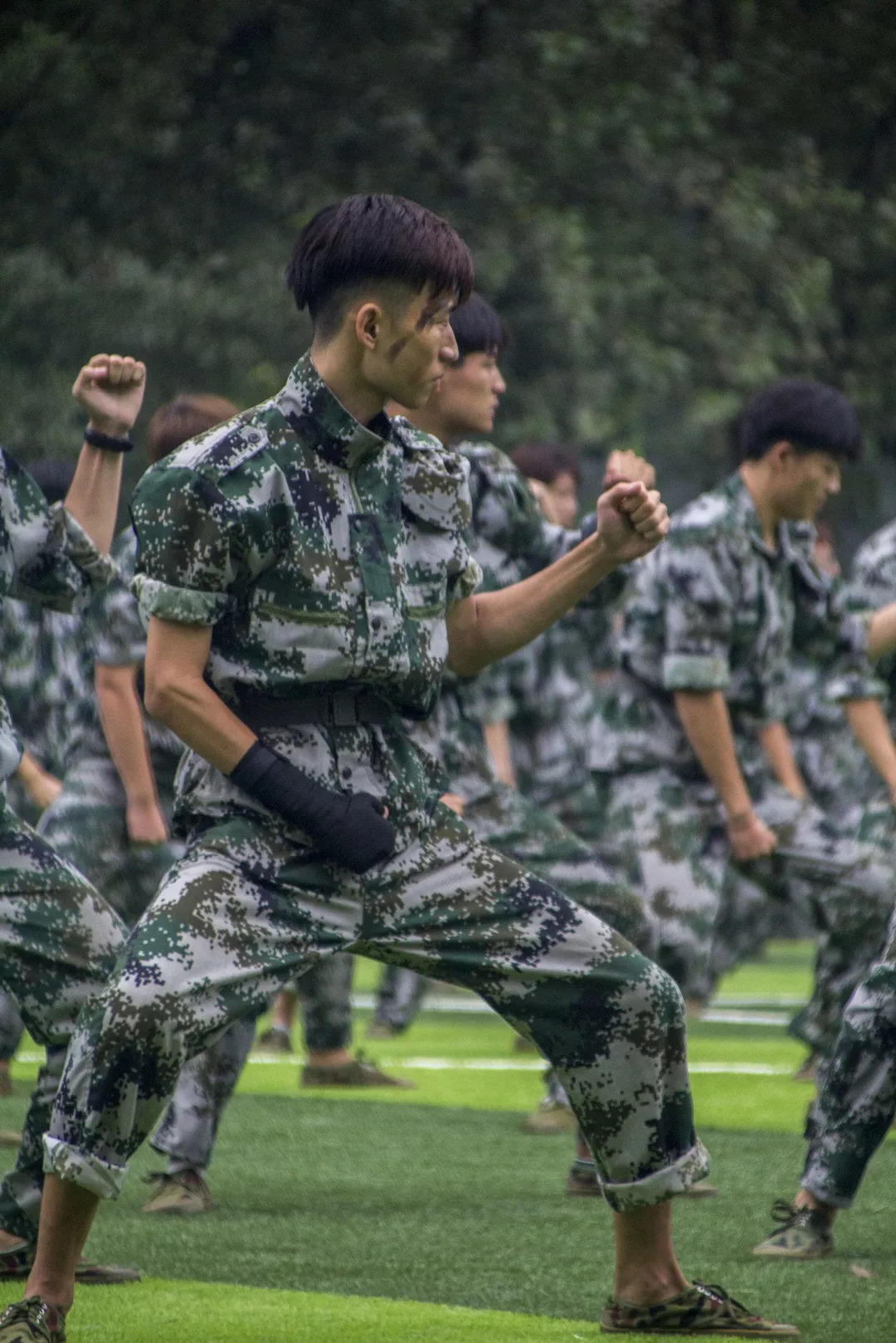 百萬直播收視秀起來進階的川影00後給你不一樣的軍訓彙報