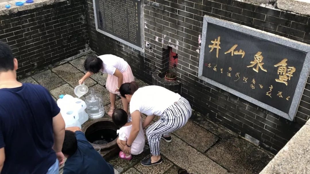 仙岗第一宝—千年"蟹泉仙井"是葛洪洗药用过的井,每天都有许多朋友