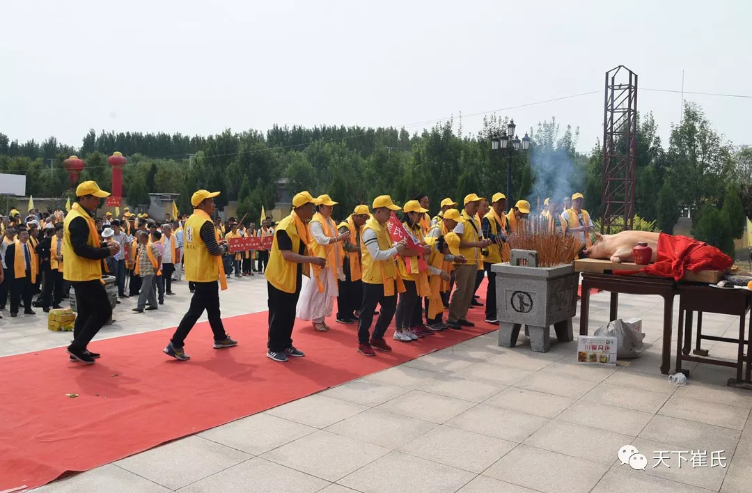 崔氏子孫跪拜,大禮告成各地宗親代表在先祖殿前合影留念本次祭祖活動