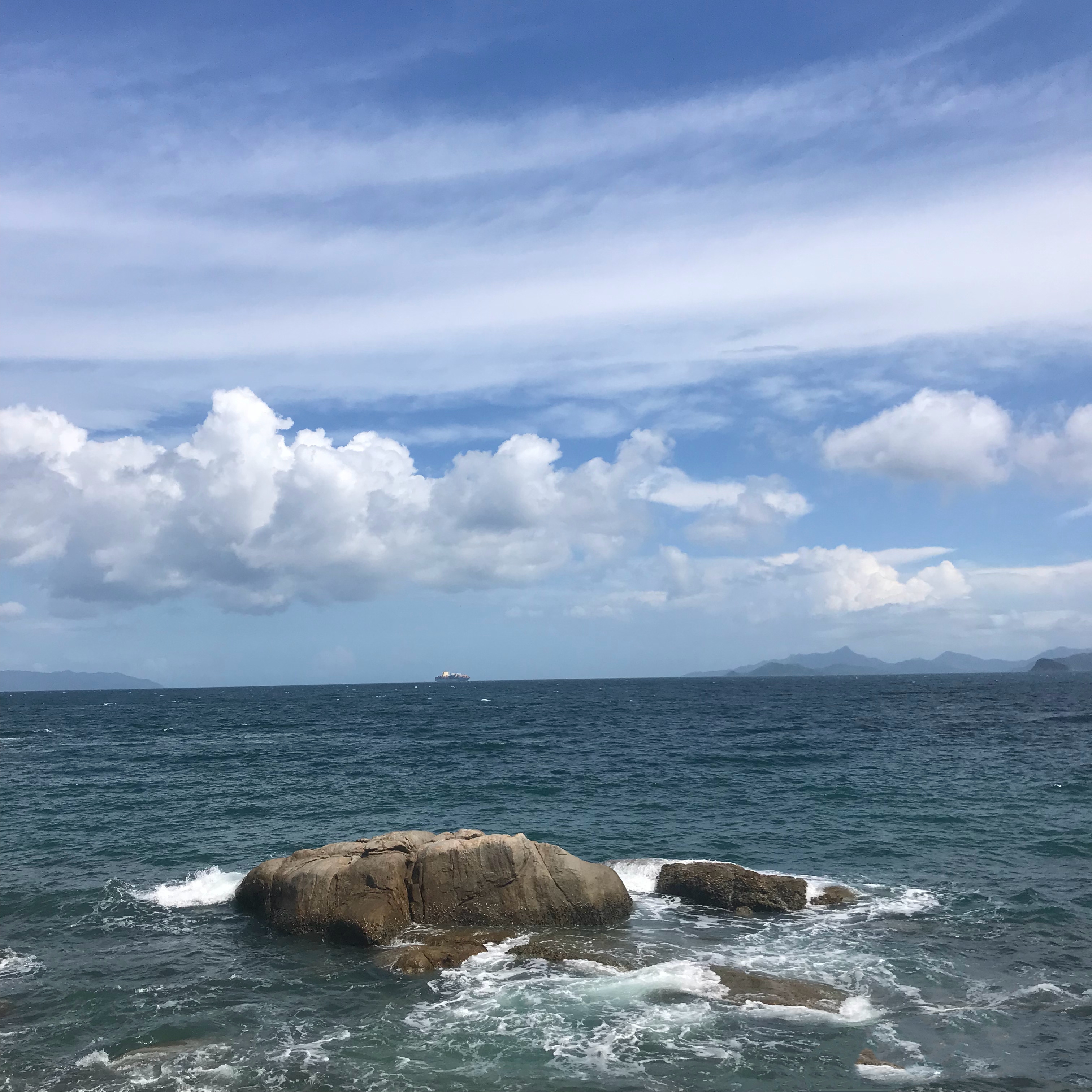 深圳三面環海被颱風山竹虐慘了,很多景點都關閉了,欣賞下海景吧