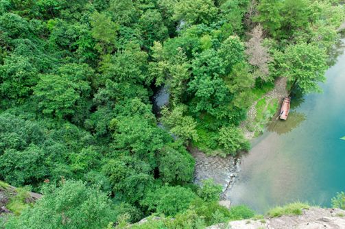 石桅巖景區簡介石桅巖景區位於楠溪江風景名勝區東北部,在鶴盛鄉下岙