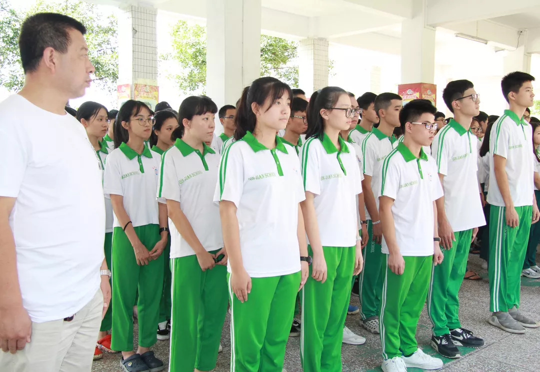 普宁勤建学校新校服图片