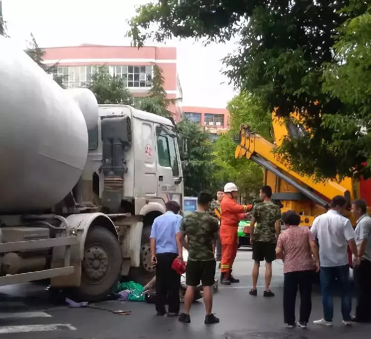 發生一起車禍 造成電動車上一名高中女孩死亡 地上還留著車輛剎車的