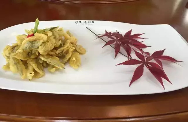 全茶宴將茶葉,茶根,茶莖的精髓與菜餚一同烹製,使菜餚具有茶香,茶味