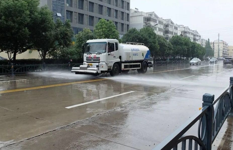 東海環衛竟然在雨天灑水沖洗路面!真相是.