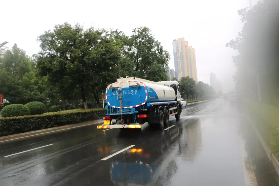 東海環衛竟然在雨天灑水沖洗路面!真相是.