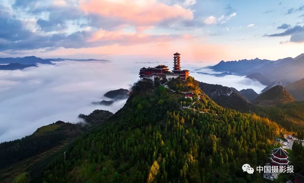 盘州第一山 彭仲恭摄天上飞瀑 邹绍岚摄游刃有余 彭仲恭摄盘州市地处