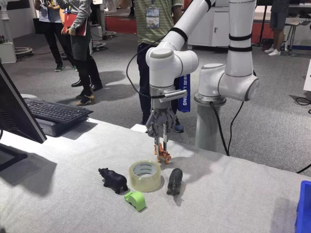 2018工博会实况艾利特机器人让智造无处不在