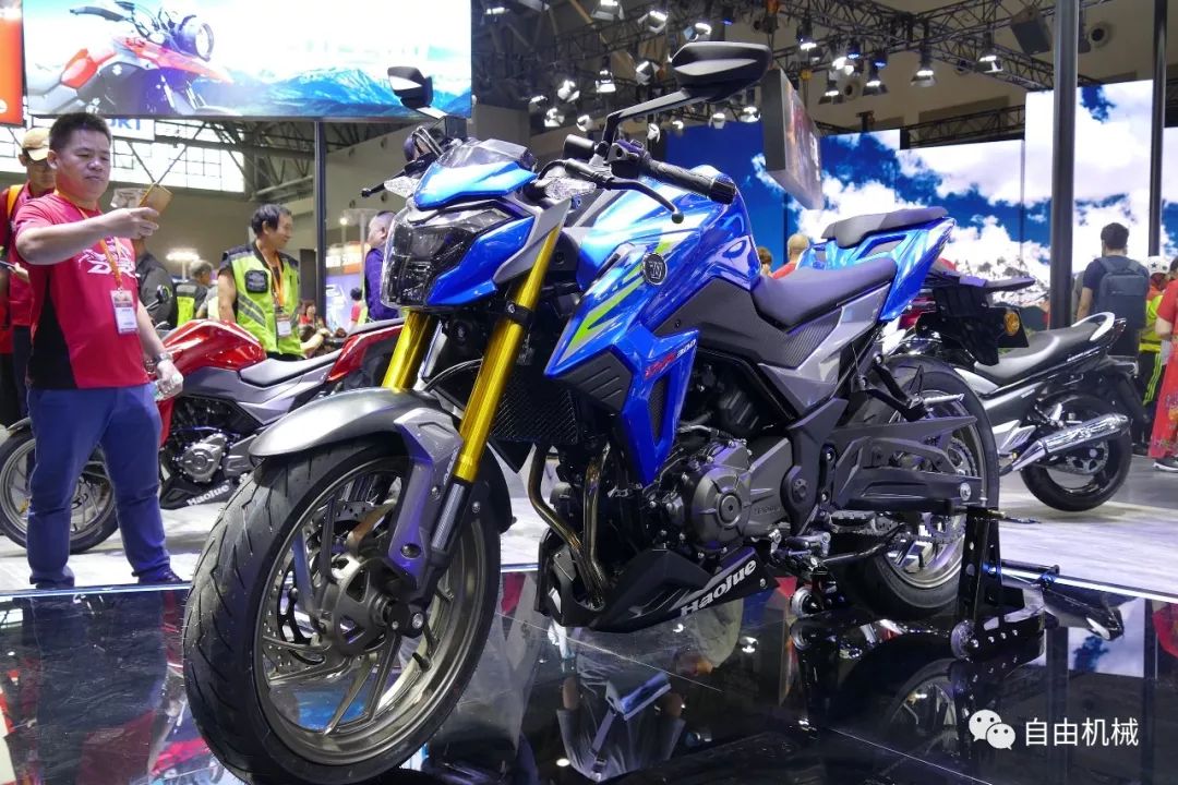 【亮相】豪爵新品亮相,dr300/gsx-s750主打年轻运动风丨摩博会特辑