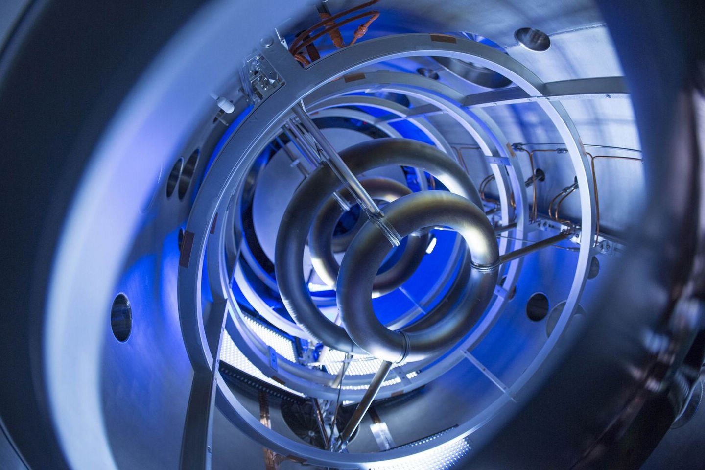2013年中科院又宣布了人造太阳核聚变技术高约束长脉冲超导试验的