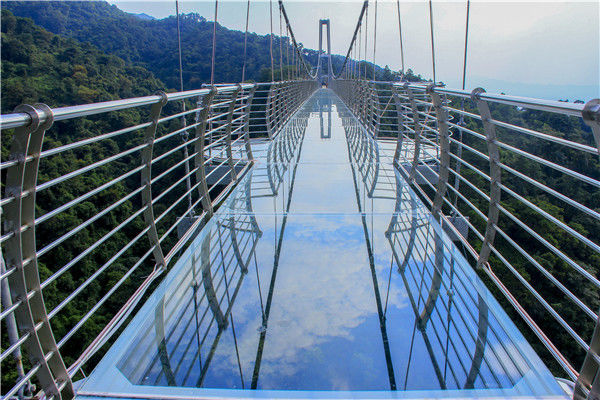 佛山南丹山建成广东最长玻璃桥闯入山鸡吓得飞不起来