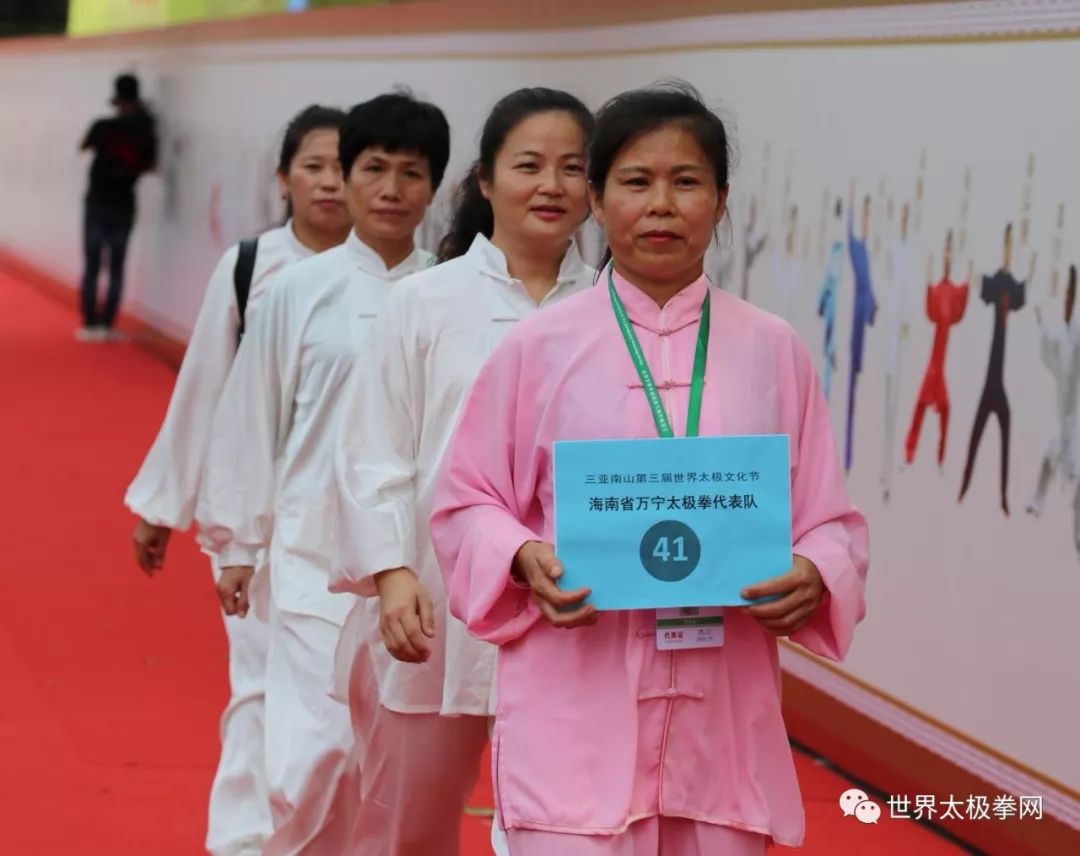 名家何俊龙先生走太极红毯)(著名武术冠军吴敏)(著名武术明星戈春艳