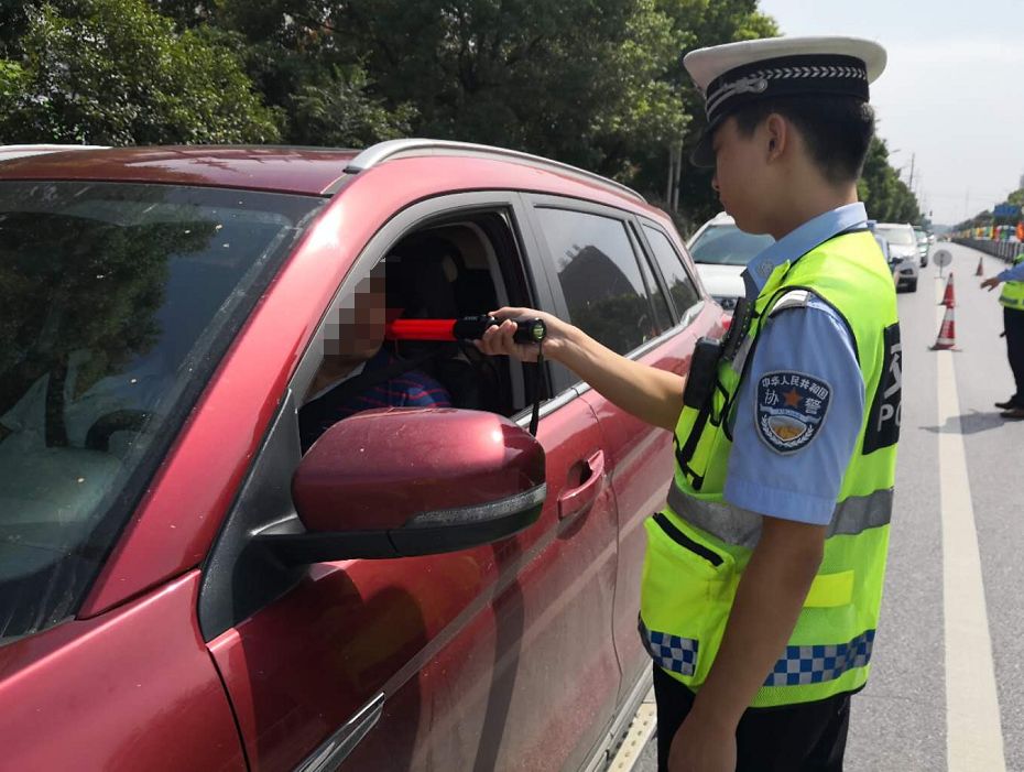 喝酒沒,來吹口氣來看現場是一名騎摩托車的男子查到的首個酒駕者昨晚