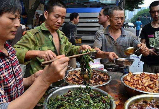 農民工的午飯, 大碗吃肉喝酒! 工地幹活辛苦, 吃完再來一碗