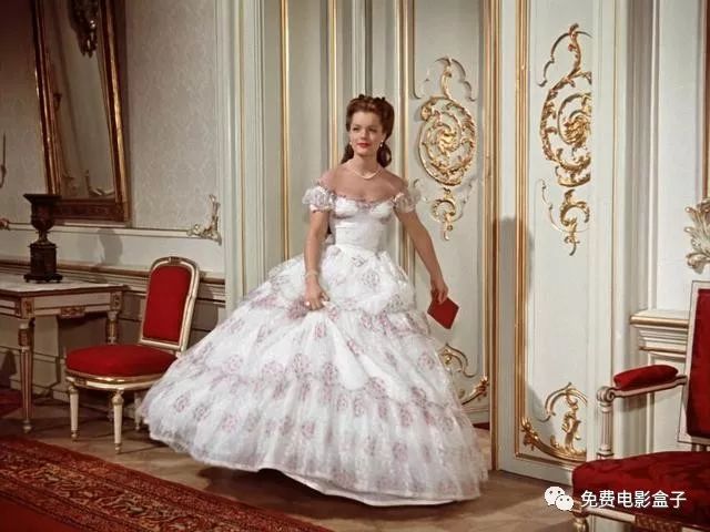 重温电影《茜茜公主》中女主华丽的服装,每一件都是艺术品