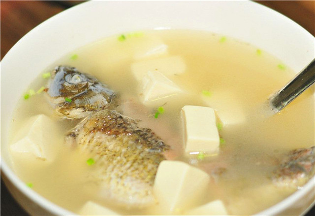 教你在家做鯽魚豆腐湯,做法簡單卻很好喝,味道鮮美,營養也很豐富!