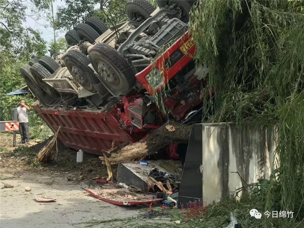 【城事】绵竹一路口发生车祸!一货车司机为避让三轮车,结果……