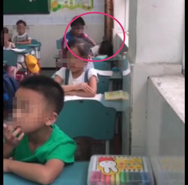 小学男生上课期间在教室里当众小便，并干扰女同学，老师全程无视男孩