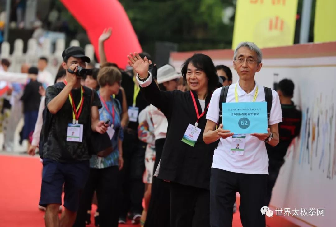 (世界冠军阮丹萍女士走太极红毯(刘树春先生,蒋舟先生率望都孙氏武学