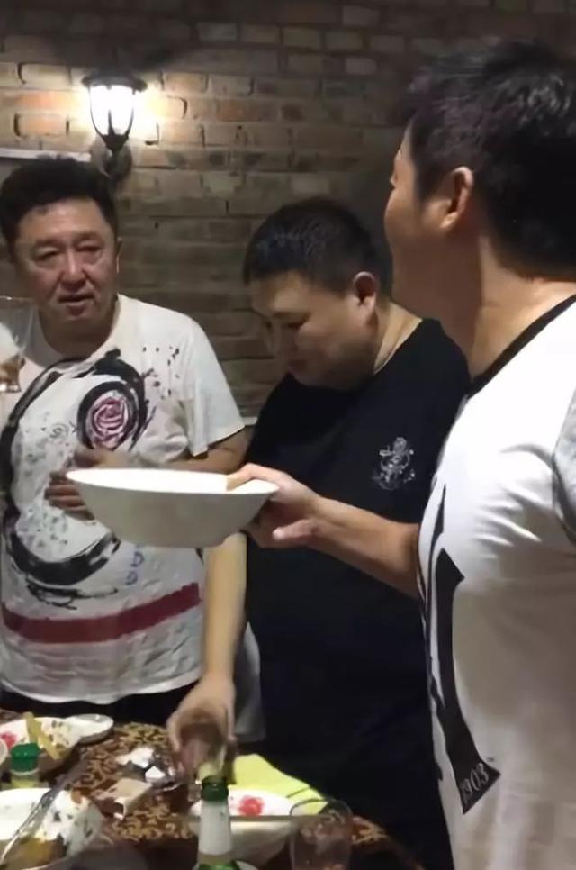 吴京酒量惊人!《战狼2》上映一周年,大碗豪饮庆祝!