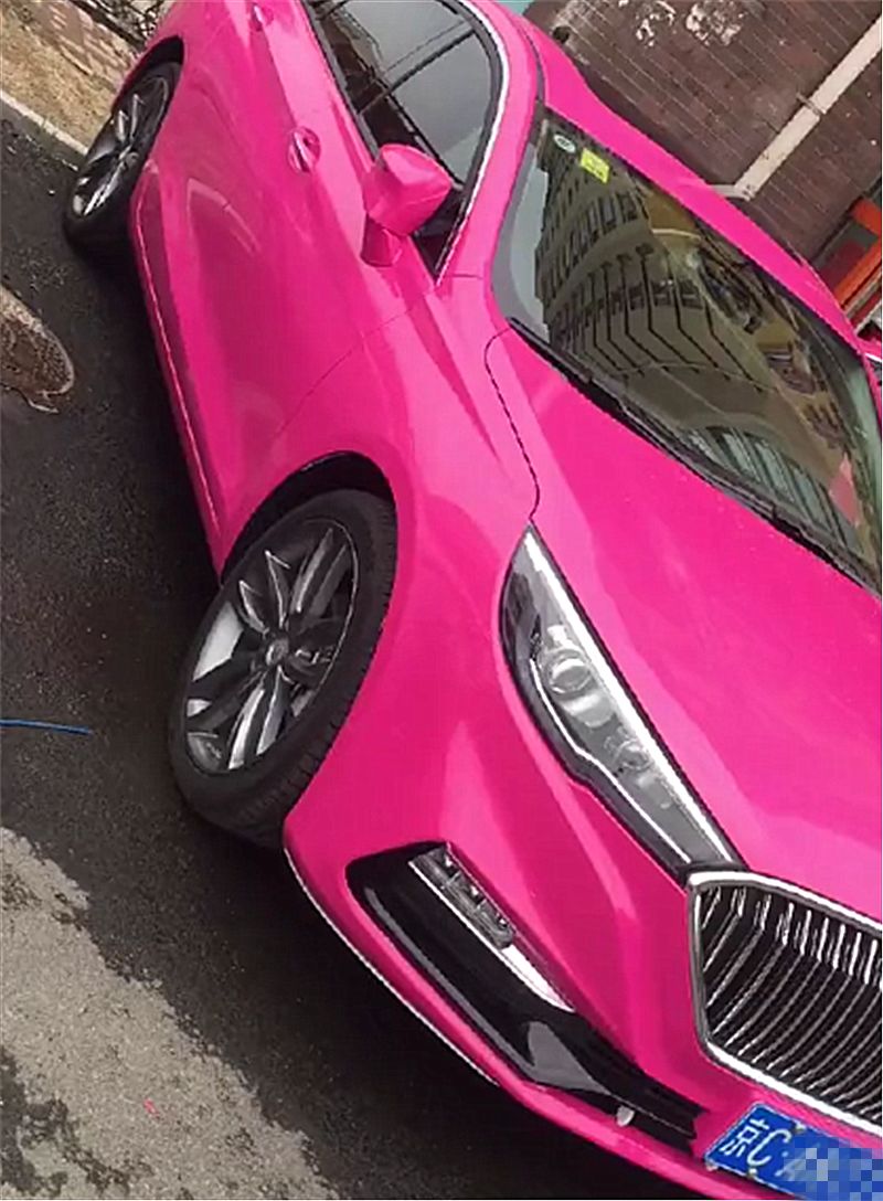 红旗粉色轿车图片