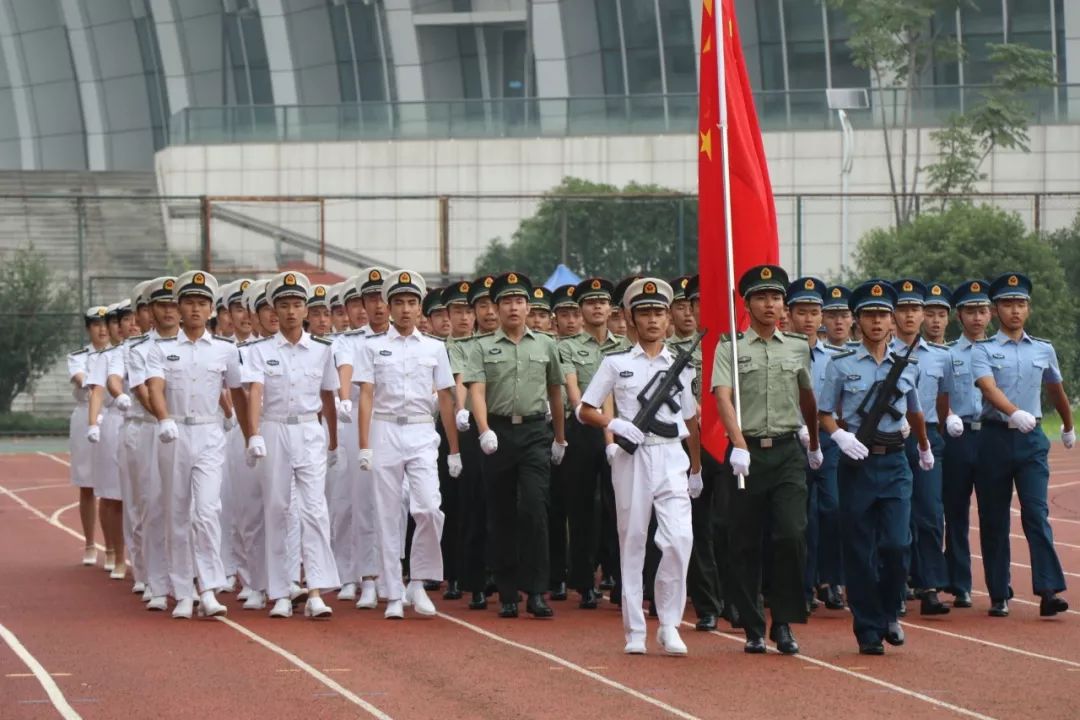 陆海空三军军服耀眼张扬,方队整齐锃亮男兵高视阔步气宇轩昂,女兵神采