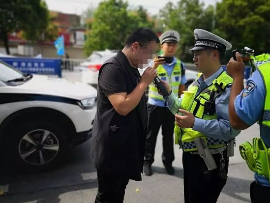 喝酒沒,來吹口氣來看現場是一名騎摩托車的男子查到的首個酒駕者昨晚