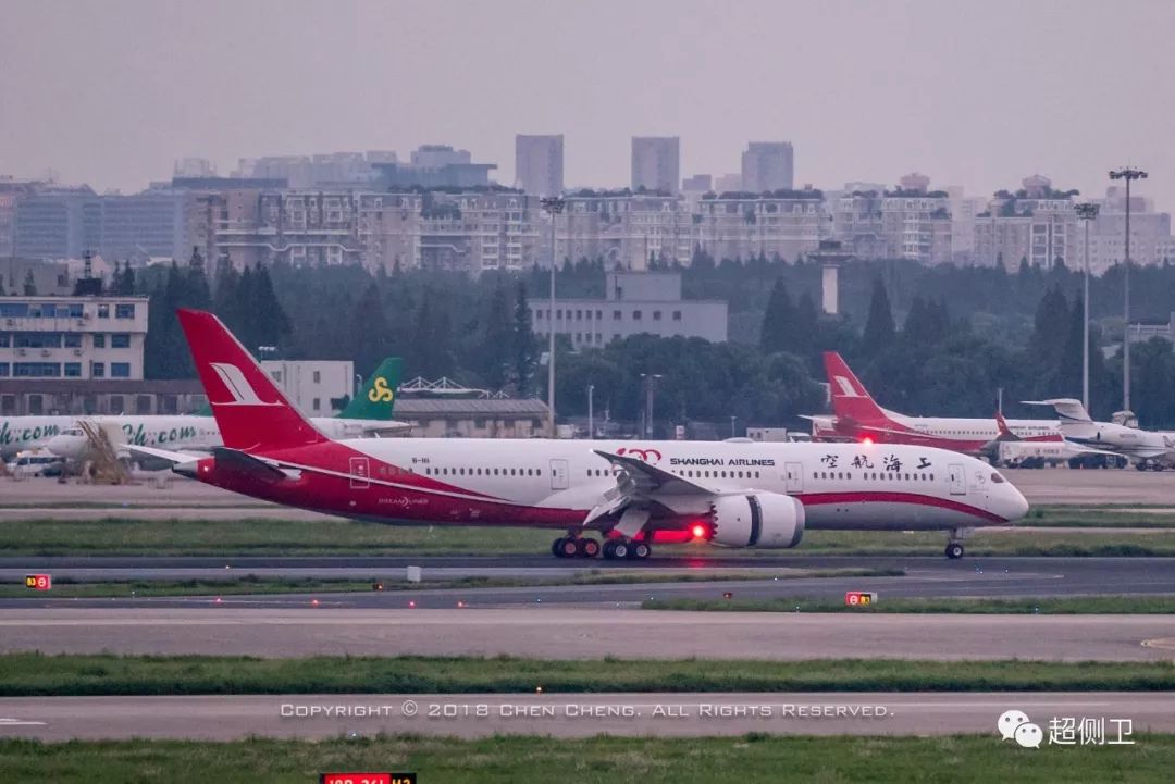 今天下午17:50 上海航空首架787飛機飛抵上海虹橋機場 這也是上海航空