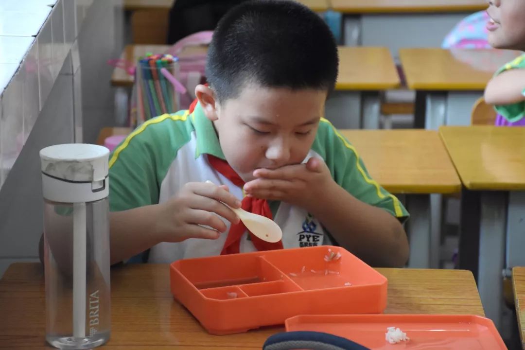 富麗小學會將學生集中到一些課室吃飯,晚託也集中到一些課室學習,學校