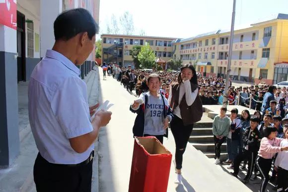 热点暖人师生情学生发生车祸嵩县大坪乡中师生集体救助