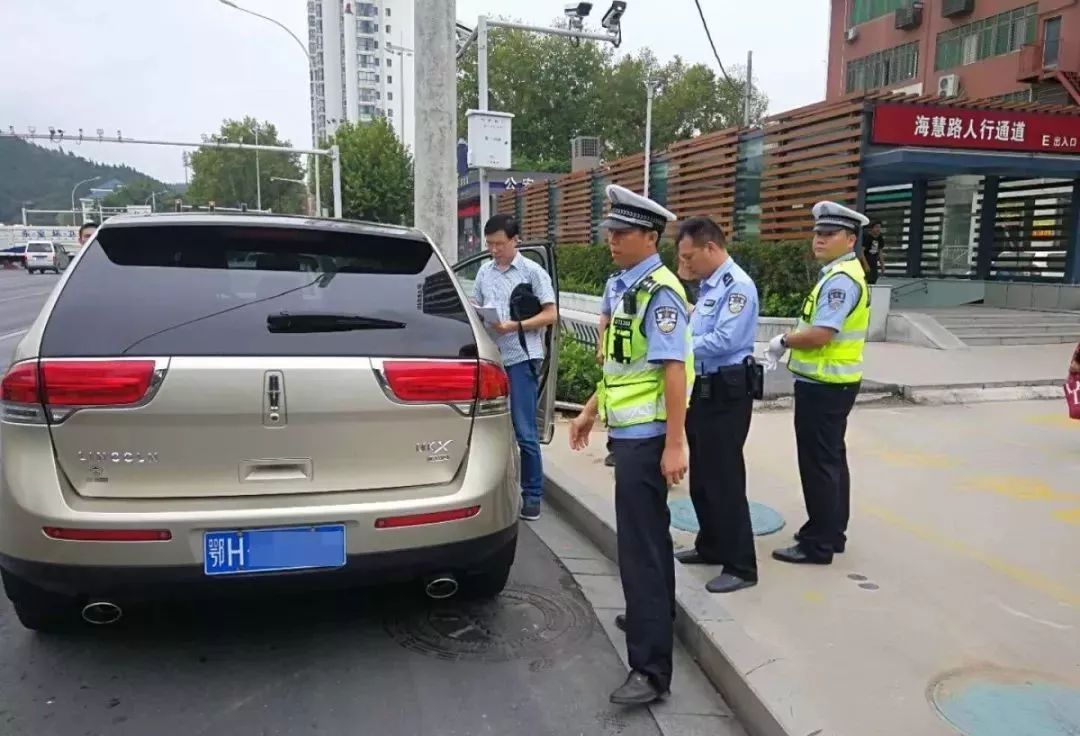 荊門這名司機開著林肯轎車,卻欠債不還!結果被警察給逮了