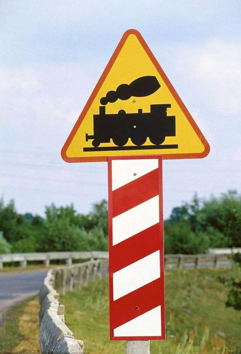 无人看守铁道标志150米图片