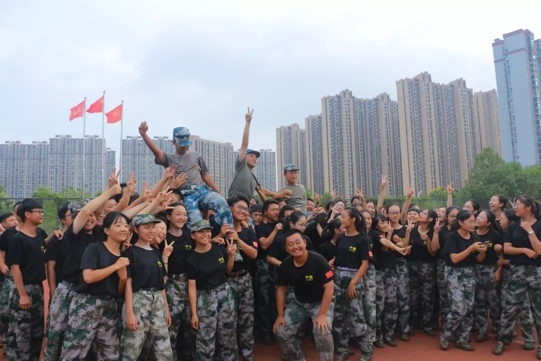 看著教官離去的背影我們還沒有機會對你說聲再見而你已完成使命必須