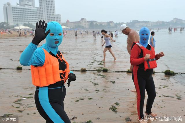 夏天來青島洗海澡 大媽