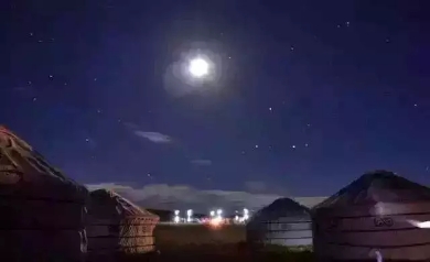 茫茫大草原一望无垠 在这花好月圆夜 一排排洁白的蒙古包 在这星月交