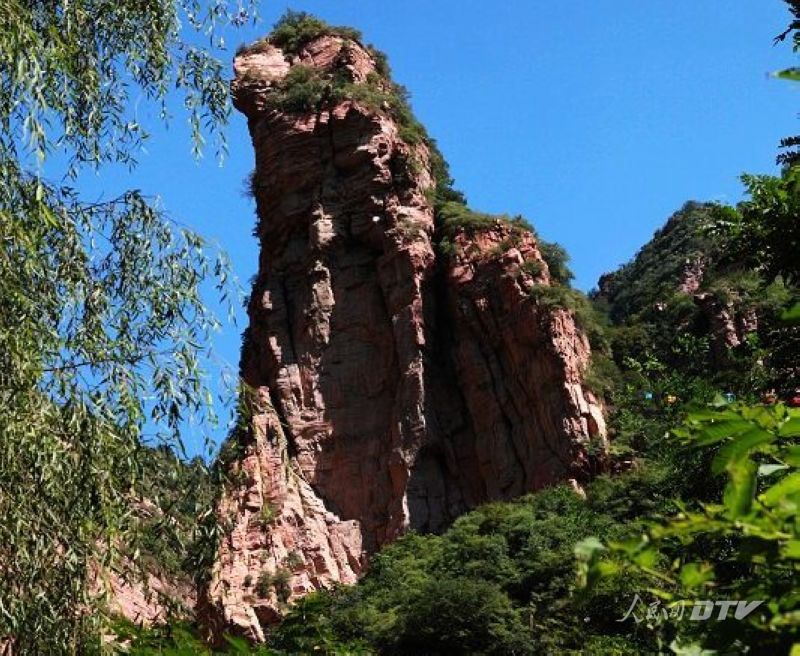 大河岸邊,山前臺地